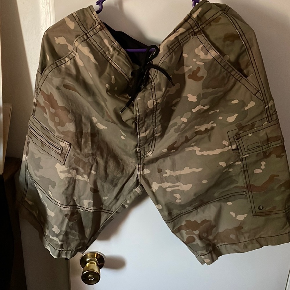 NWOT Denizen by Levi’s Camo shorts with drawstring & zipper on pockets. Size 34.